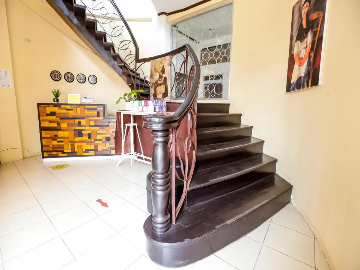 Oyo 759 Royal South Garden Suites Tagaytay City Екстериор снимка