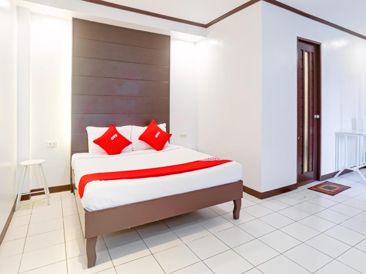 Oyo 759 Royal South Garden Suites Tagaytay City Екстериор снимка