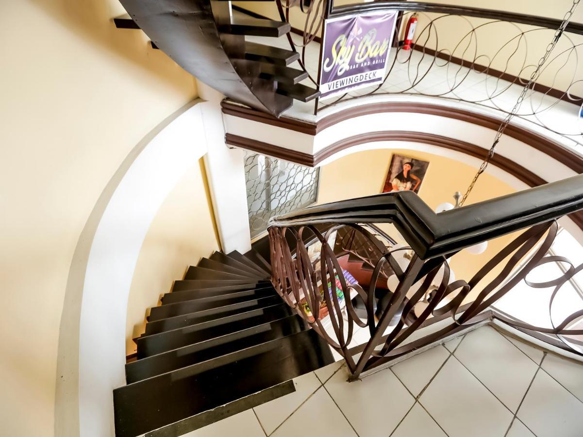 Oyo 759 Royal South Garden Suites Tagaytay City Екстериор снимка